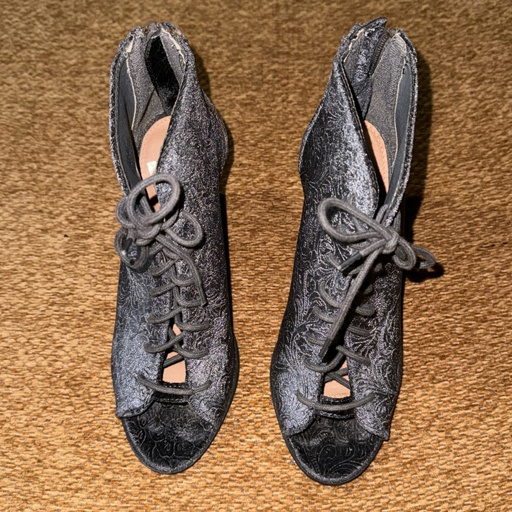 Velvet vintage style wedge heels with laces